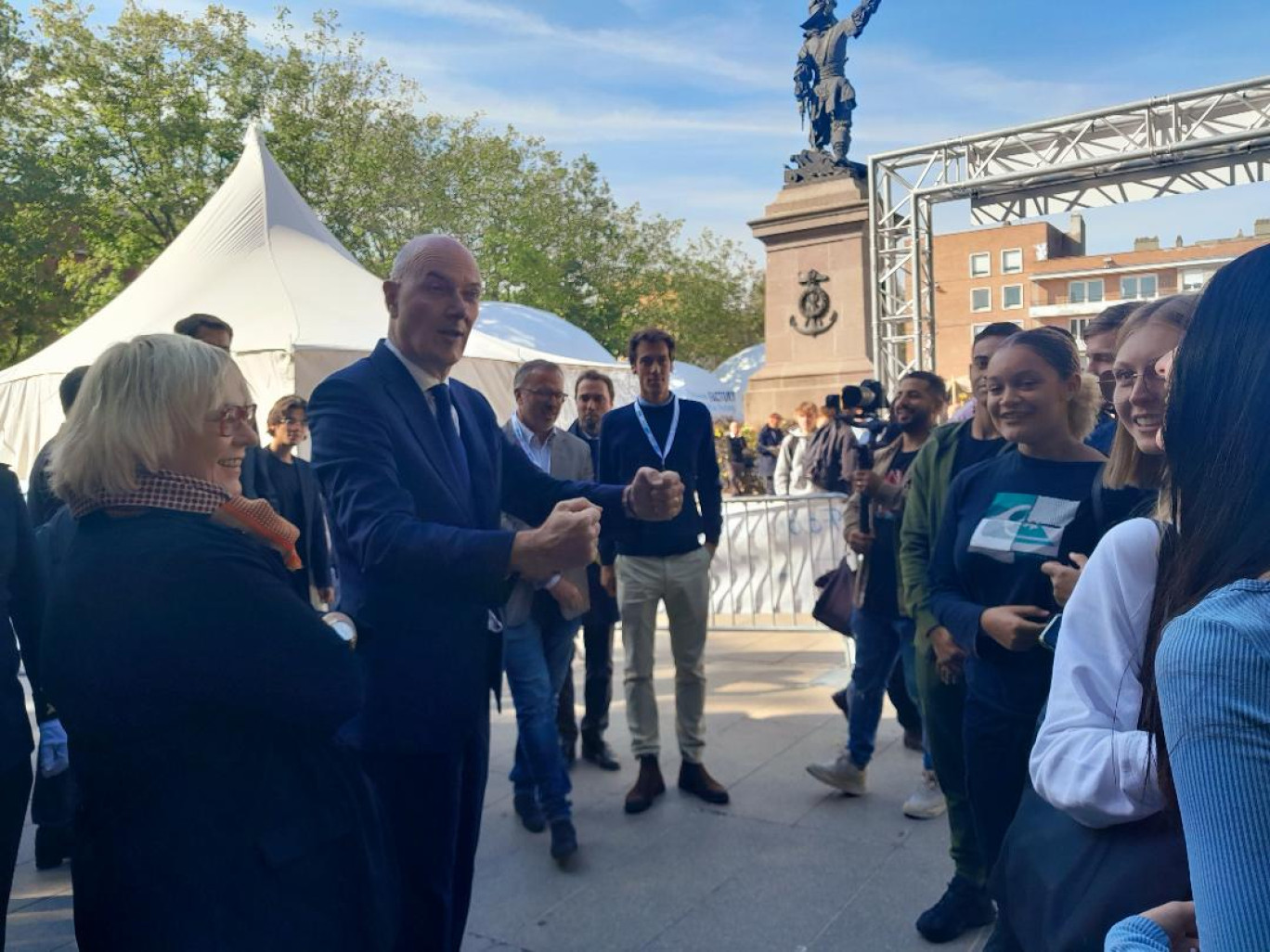 Roland Lescure, ministre délégué à l'Industrie, s'est prêté volontiers à un échange improvisé avec des jeunes Dunkerquois en visite à la "Fabuleuse Factory".