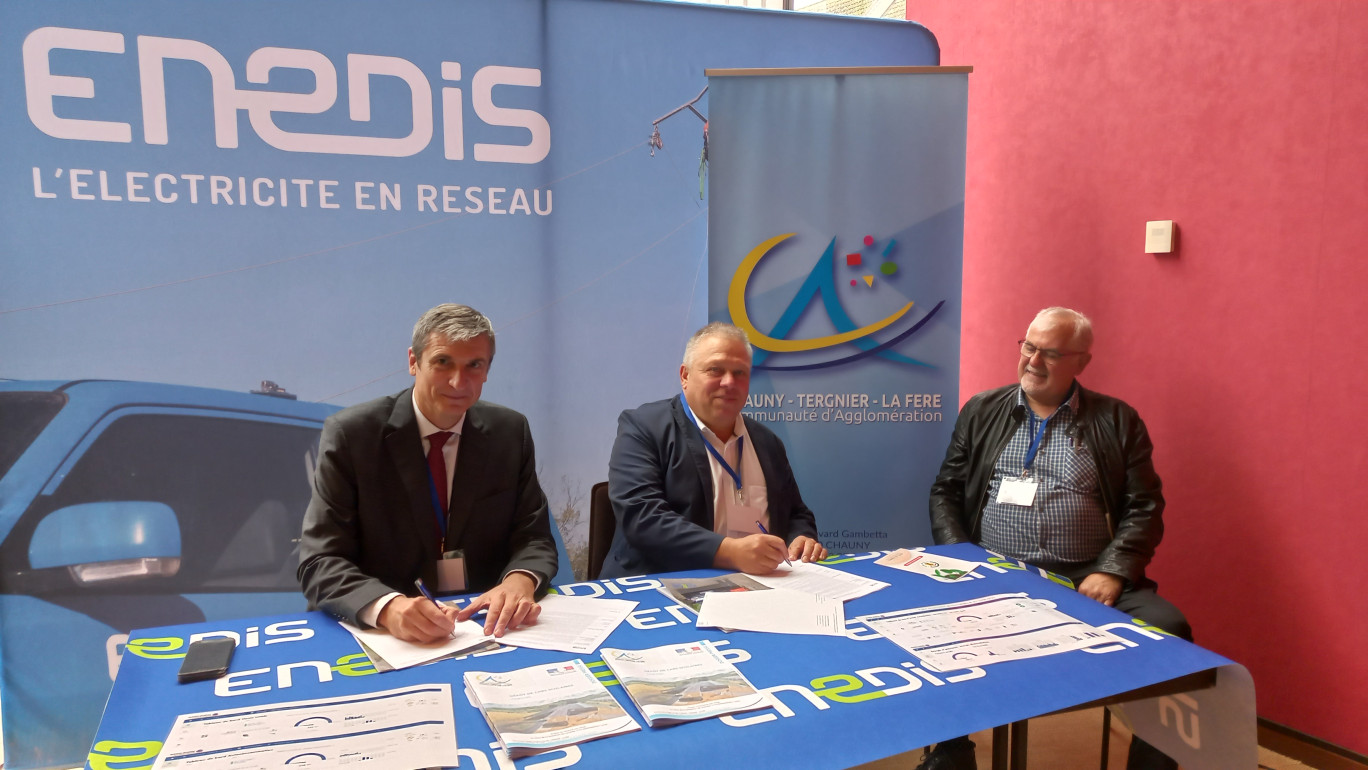 Sur le stand Enedis, Yves Delaby, directeur territorial, Dominique Ignaszak, président de l'agglo Chauny-Tergnier-La Fère, et Bruno Cocu, maire de Charmes, ont signé la convention d’autoconsommation collective du dépôt de cars scolaires de Charmes.