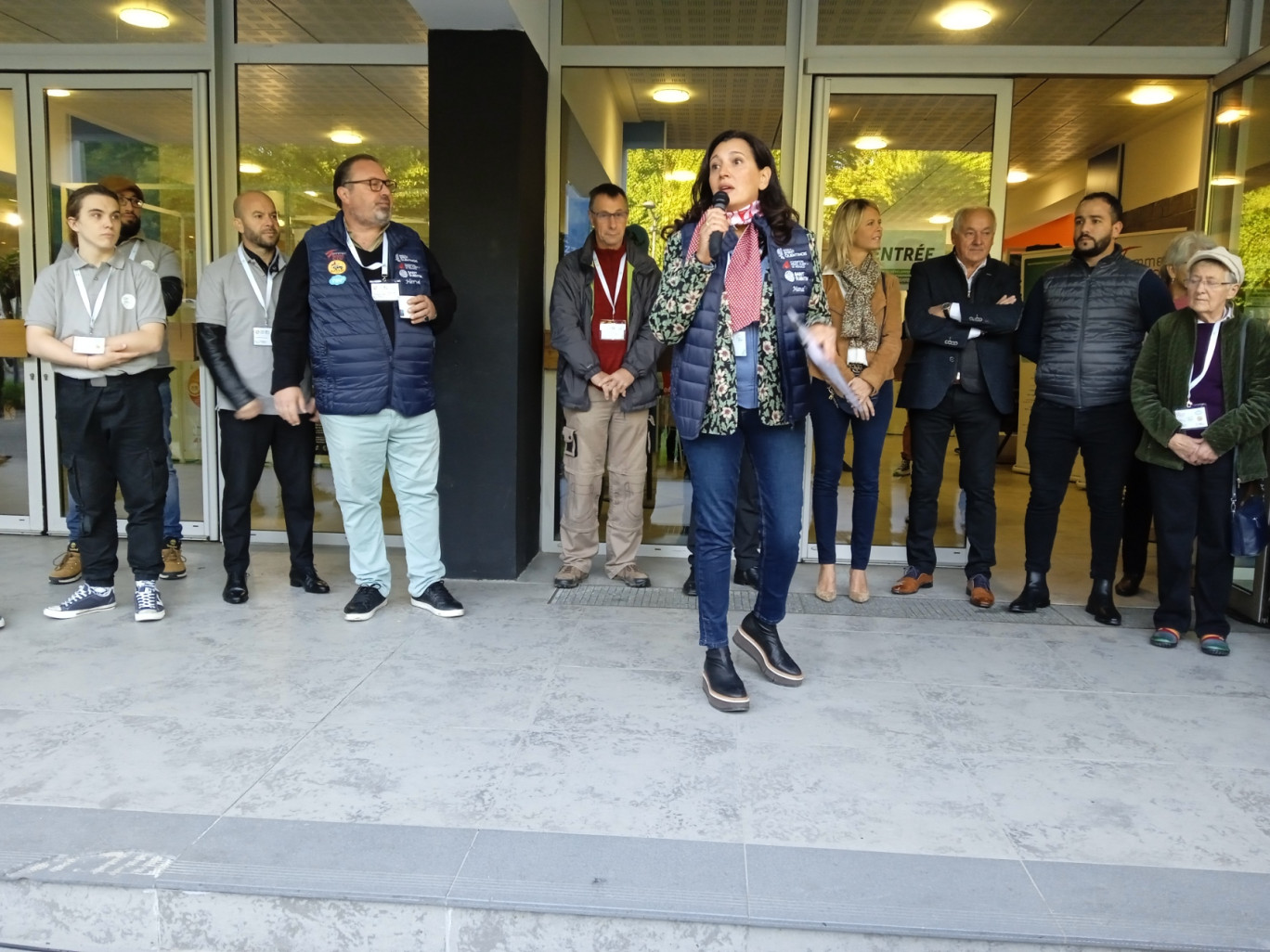 Dernières recommandations de la présidente Manal Faxelle, concernant les consignes de sécurité pour les scooters, trottinettes et véhicules électriques en démonstration aux abords du Palais des sports et des Champs-Élysées.