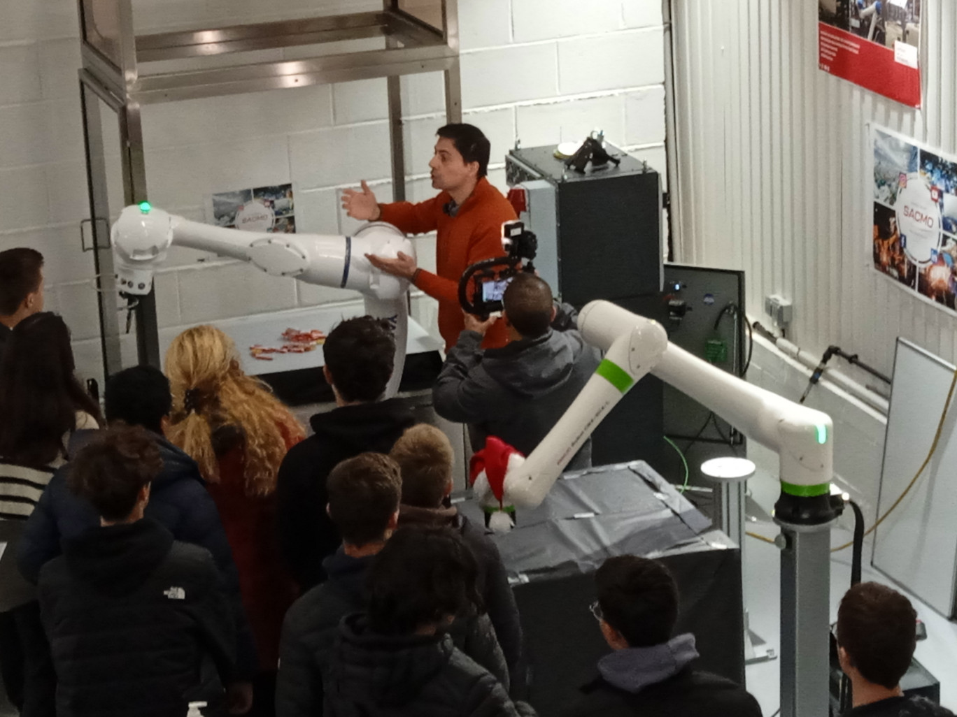 Dans le showroom, présentation et manipulation de robots collaboratifs.
