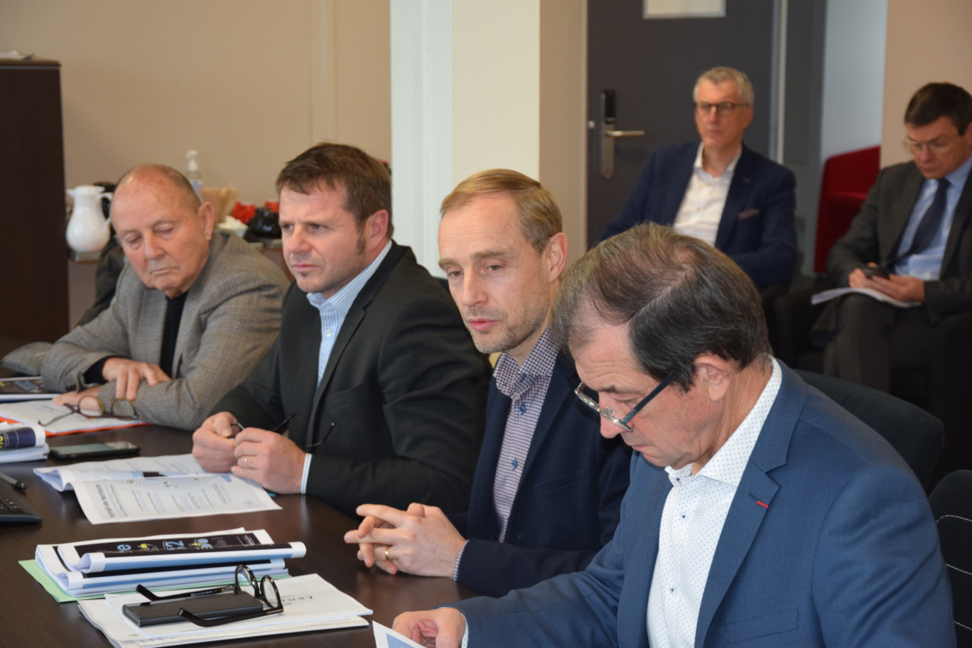 De gauche à droite : Pierre Duriez, président du Conseil de développement de la Communauté d’Agglomération ; Ludovic Idziak, vice-président en charge de l’environnement et du Plan Climat Air Energie Territorial et maire de Calonne-Ricouart ; Olivier Gacquerre, président de la CABBALR et maire de Béthune et Maurice Leconte, vice-président en charge de la ruralité, l’agriculture et l’alimentation et maire d’Houchin.