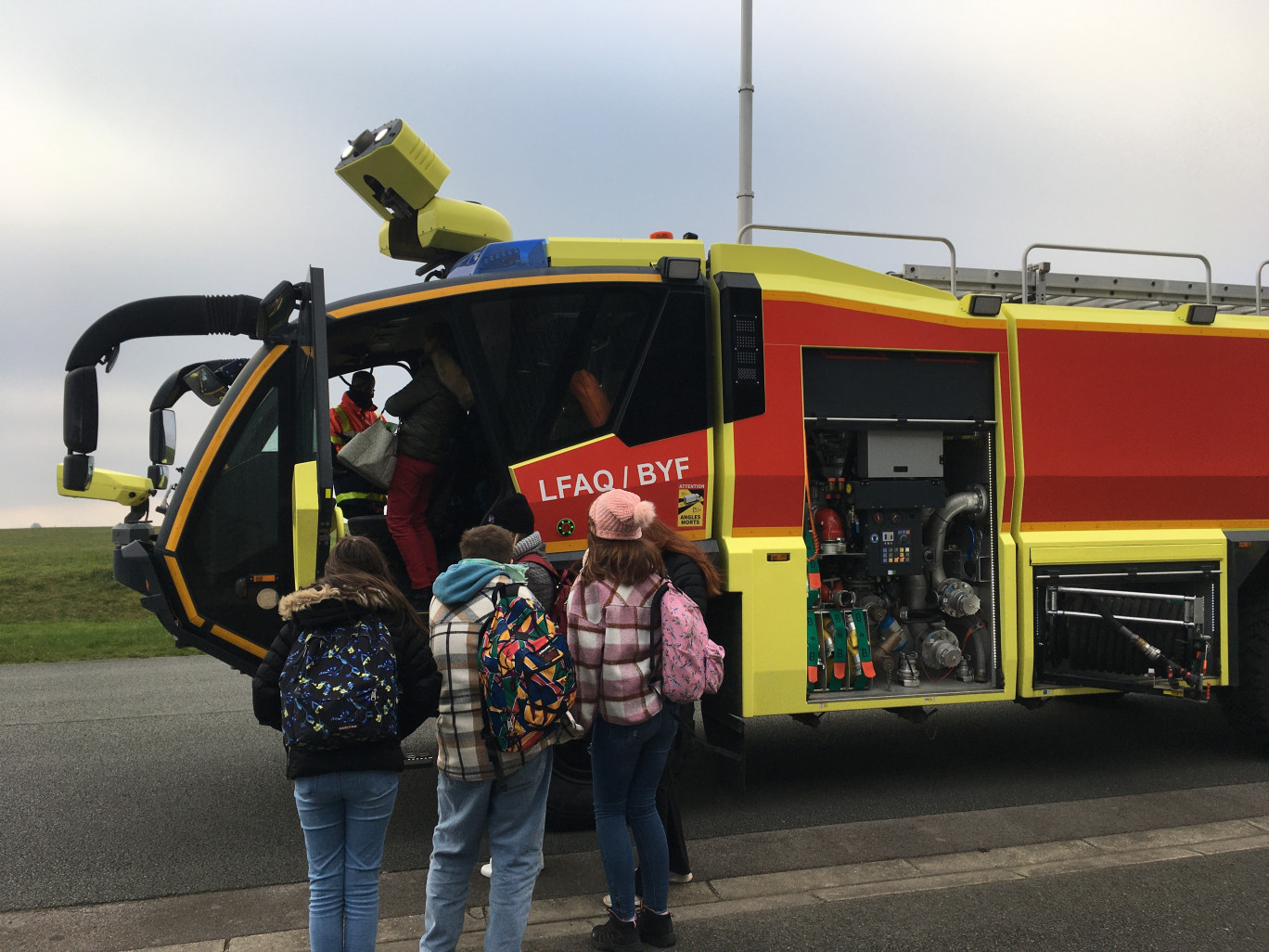 Les élèves ont découvert les métiers de l’aéroport d’Albert Méaulte qui accueillait l’Eductour. L’occasion de susciter des vocations dans une filière qui compte, en 2022, 540 postes à pourvoir dans les Hauts-de-France. (Aletheia Press/DLP)