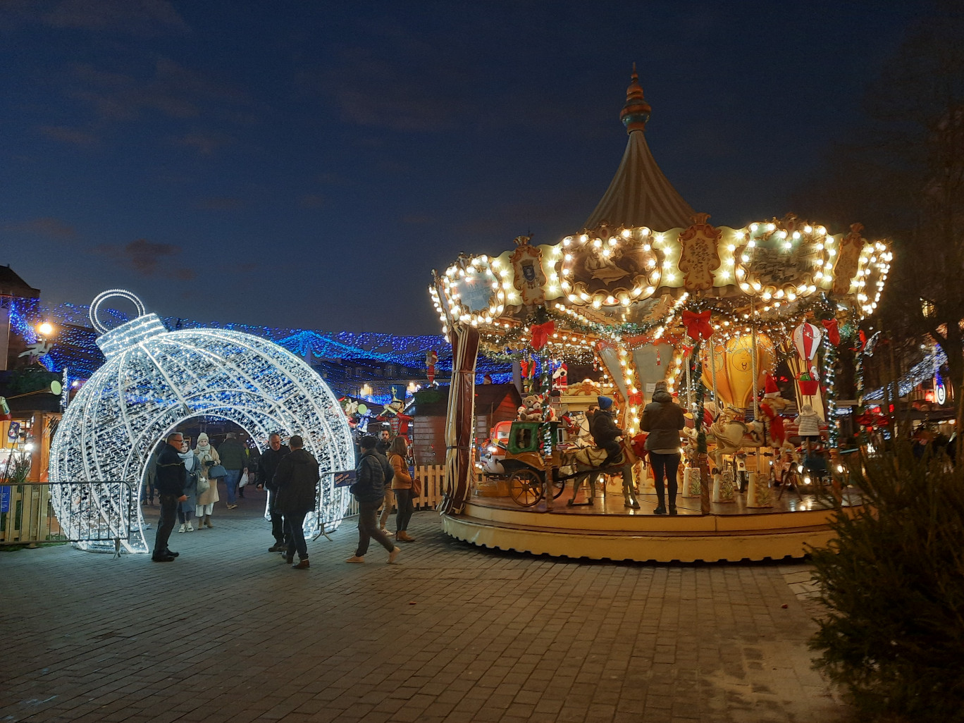 Cette année, dans l’Oise, les illuminations de Noël brillent de mille feux, mais les communes se sont adaptées en ne les allumant qu’à partir de la mi-décembre et moins longtemps dans la soirée. (© Aletheia Press / L.Péron)