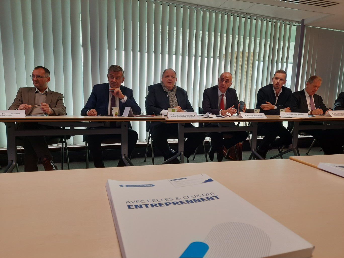 De g. à dr. : Grégory Stanislawski, directeur des études à la CCI Hauts-de-France, Philippe Hordain, président de la CCI Hauts-de-France, Philippe Beauchamps, conseiller régional délégué au financement des entreprise, Hubert Tondeur, président de l’ordre des Experts Comptables des Hauts-de-France, Manuel Moutier, président directeur général du Casier Français, Marc Krzemianowski, président de la commission transmission-reprise à la CCI Hauts-de-France.