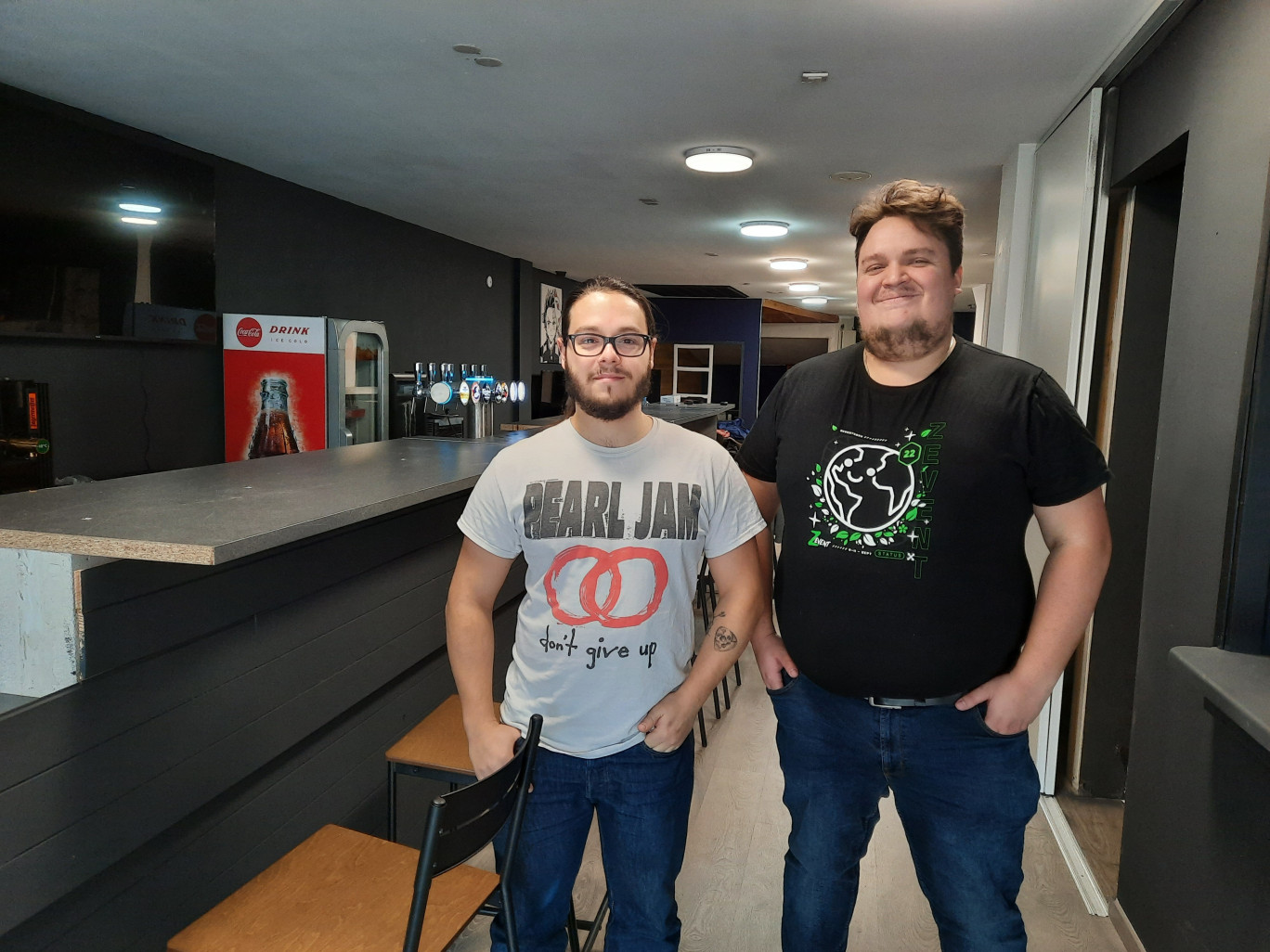(de g. à dr.) Thibaut Monsegu et Arnaud Bautista, les deux gérants du Reload Gaming Bar à Saint-Quentin. ©Aletheia Press/ L.Péron