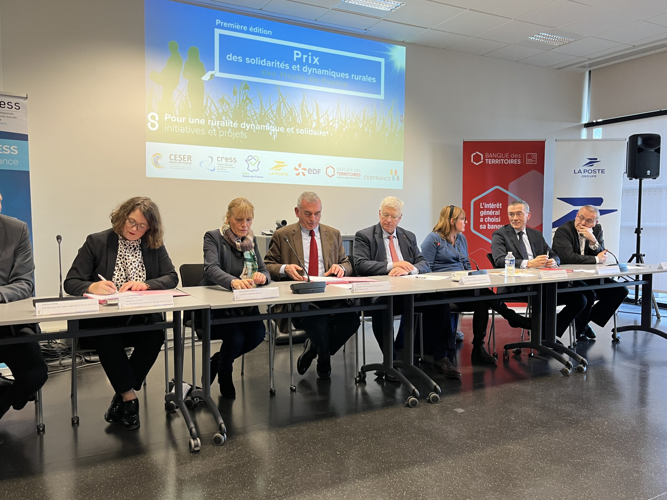 «On regarde toujours la ruralité avec un œil péjoratif mais, pour moi, le monde rural est le futur» souligne Laurent Degroote (4ème en partant de la gauche).