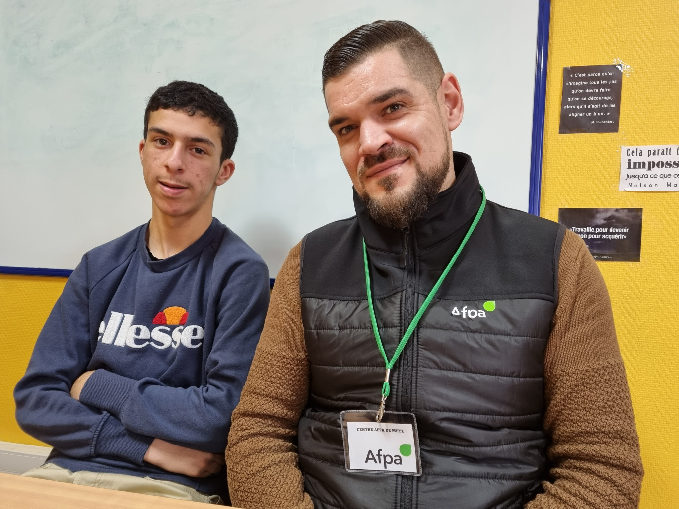 Via le parcours La Promo 16.18, Iliès, ici aux côté du coordinateur Bruno Coelho, a recouvré le chemin d'un projet professionnel.