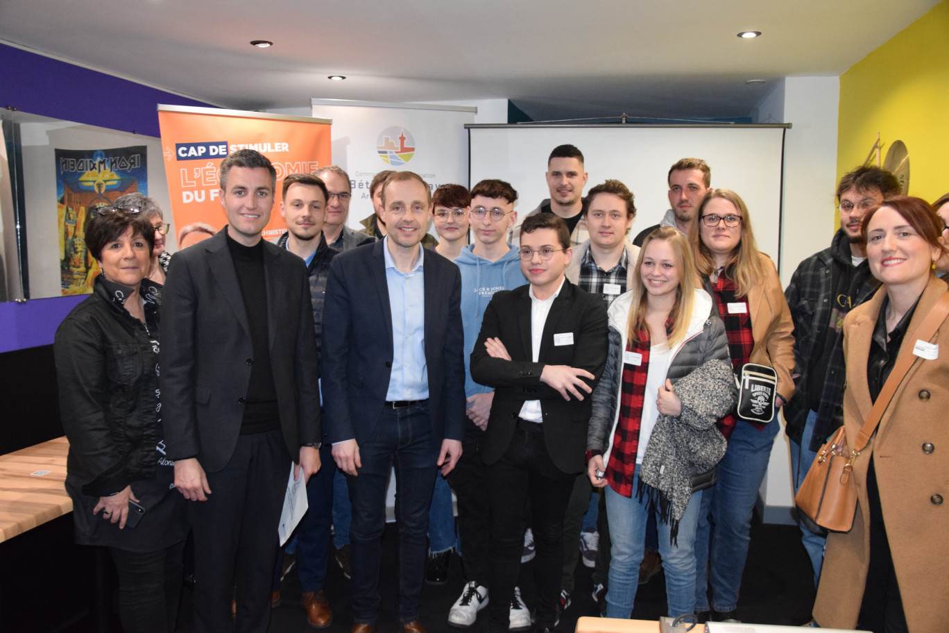 Steve Bossart et Olivier Gacquerre, vice-président et président de la Communauté d’agglomération de Béthune-Bruay, Artois Lys Romane, entourent les membres de la 1ère promotion de l’Académie de l’Entrepreneuriat.