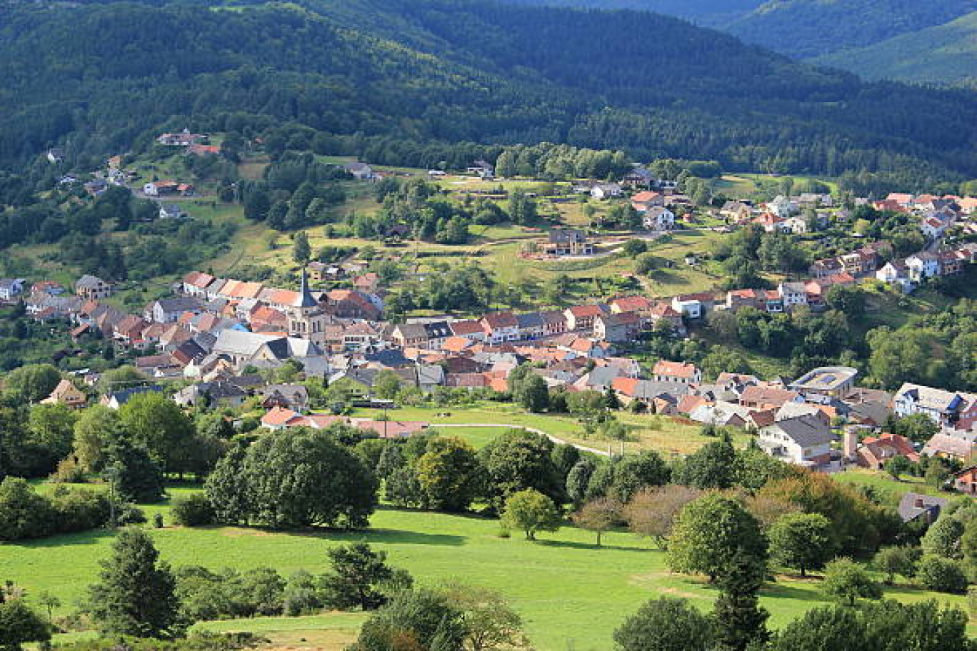 Garantir l'équilibre entre territoires ruraux et urbains en Moselle.