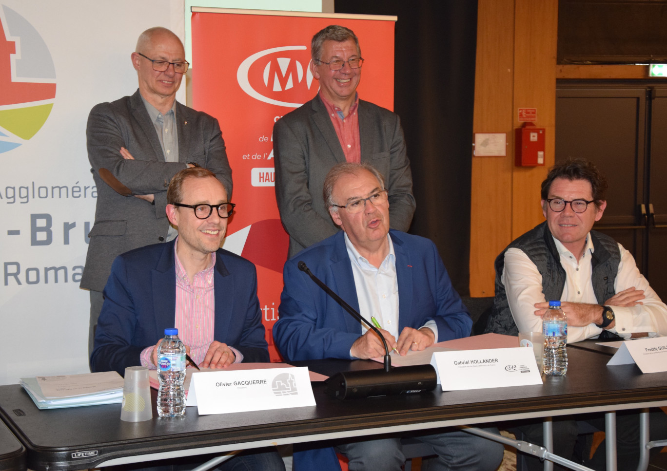Au premier plan, de gauche à droite : Olivier Gacquerre, président de la Communauté d'Agglomération de Béthune-Bruay, Artois-Lys Romane, Gabriel Hollander, président du Pas-de-Calais pour la Chambre de Métiers et de l’Artisanat Hauts-de-France, et Freddy Guilbert, président de la commission territoriale pour la Chambre de Métiers et de l’Artisanat Hauts-de-France.