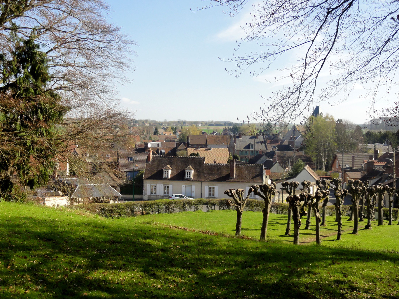Flux quotidiens, promeneurs et touristes, le territoire dispose d’un fort potentiel. (© wikipedia poschadel)