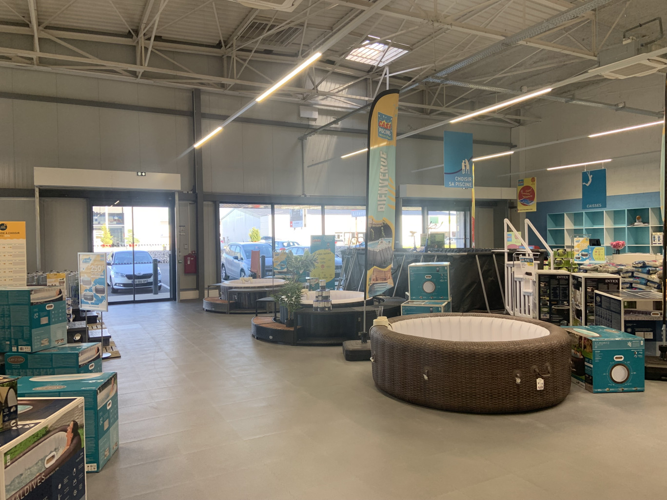 Le magasin de Terville bénéficie de 1 000 m² d'espace de vente. © Cash Piscines.