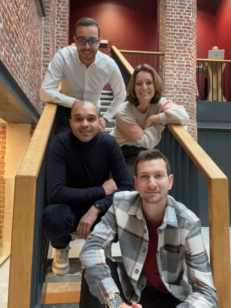 L’équipe de la start-up Rewayz avec son fondateur Yassin Korchi au dernier plan. © Rewayz