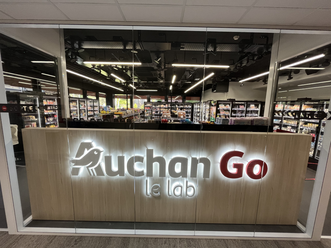 Avec 1 000 références, dont 50% de marques propres, ce magasin doit être un moyen pour l'enseigne de mieux comprendre le comportement des consommateurs.