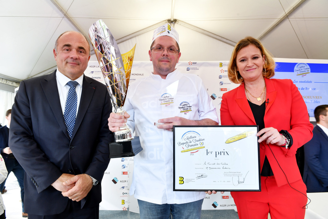 Ludovic Desœuvres, lauréat du concours national de la Meilleure baguette de tradition française 2023, entouré de Dominique Anract, président de la CNBPF et d'Olivia Grégoire, ministre déléguée chargée des PME, du commerce. de l'artisanat et du tourisme. ©CNBF/ Frédéric VIELCANET