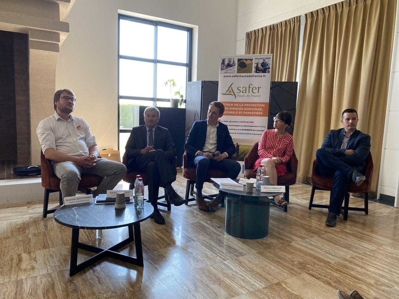 Les interventions de Quentin Destombes, président des JA Nord Pas-de-Calais; Emmanuel Hyest, président de la Safer de Normandie; Florentin Kempeneers, juriste à la FNSafer ; Anne-Sophie Delsaux, cheffe du service économie agricole à la DDTM du Nord et Pierre Lebaillif, agriculteur membre du bureau de la Chambre d’Agriculture de l’Eure. © Safer Hauts-de-France