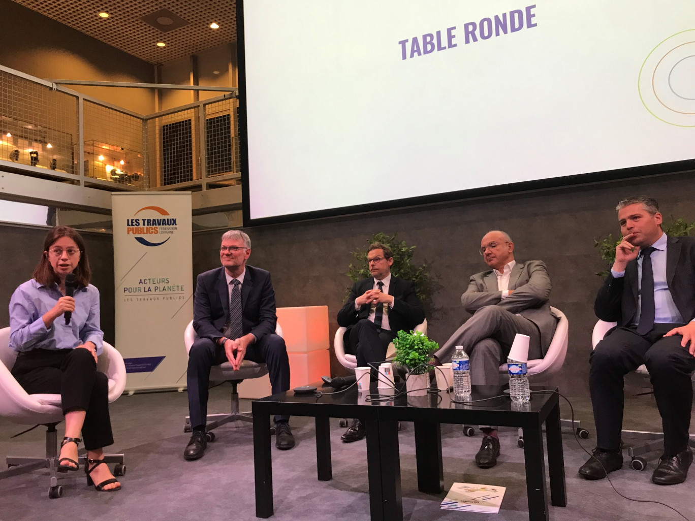 Autour de la table ronde, de gauche à droite : Judith Lefebvre du Preÿ (Citizing), Thierry Ledrich (FTP Lorraine), Cyril Mangin (Banque des Territoires), Thierry Dallard (ancien président du Directoire de la société du Grand Paris, ancien directeur délégué France de Meridiam Infrastructure) et Julien Freyburger (maire de Maizières-lès-Metz et 1er vice-président du département de la Moselle). (c) FTPL;