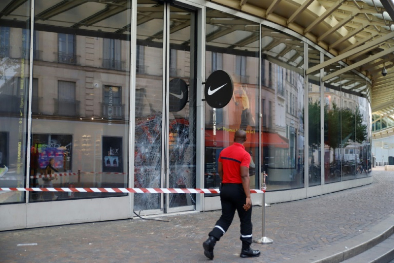 La vitrine d'un magasin Nike endommagée au Forum des Halles, le 30 juin 2023 à Paris © -