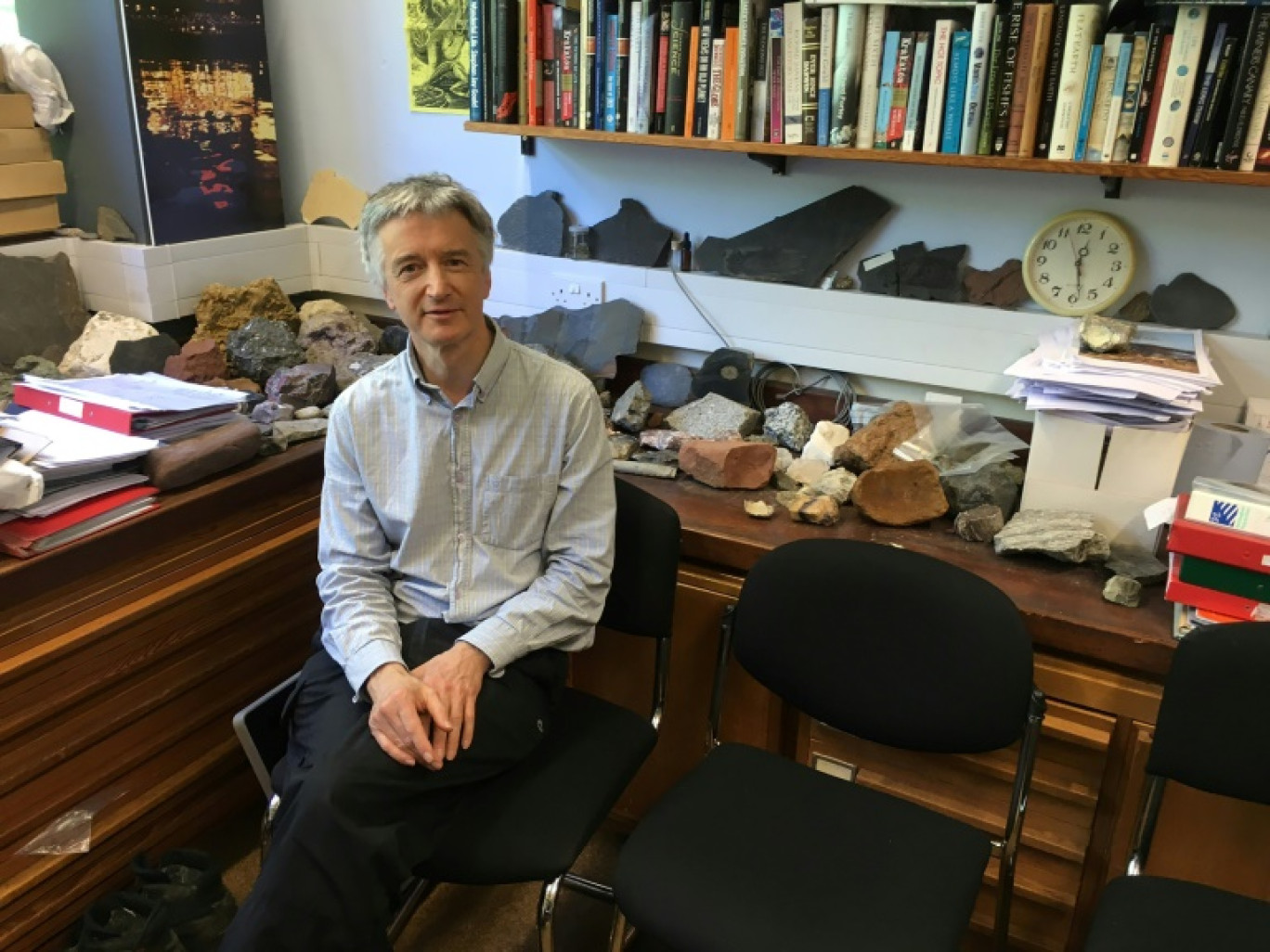 Photo fournie le 7 juillet 2023 du paléobiologiste Jan Zalasiewicz dans son bureau de l'Université de Leicester, le 26 mai 2017 en Angleterre © YASMIN YONAN