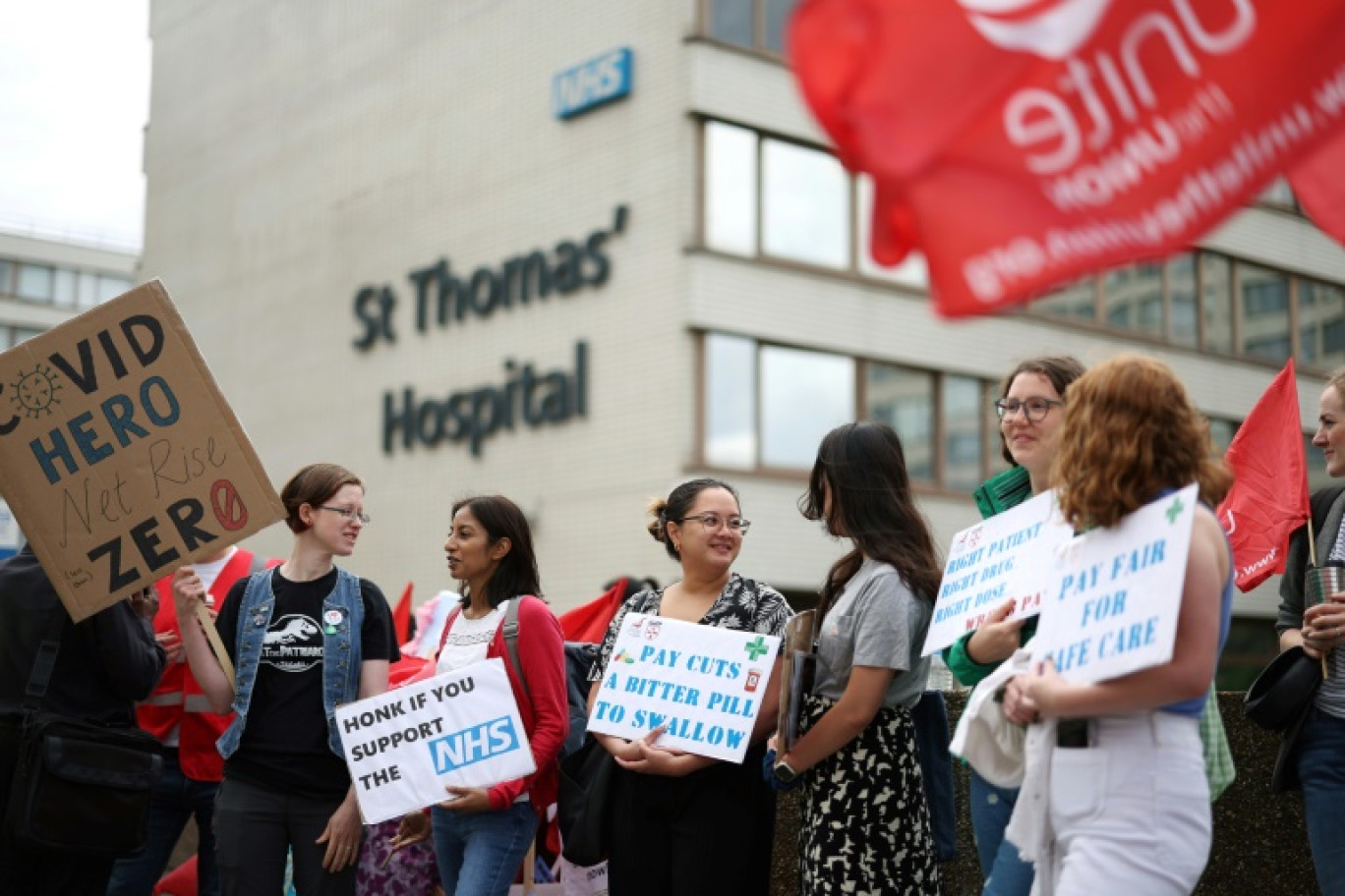 Des "juniors doctors" manifestent devant l'hôpital Saint Thomas, le 13 juillet 2023 à Londres © HENRY NICHOLLS