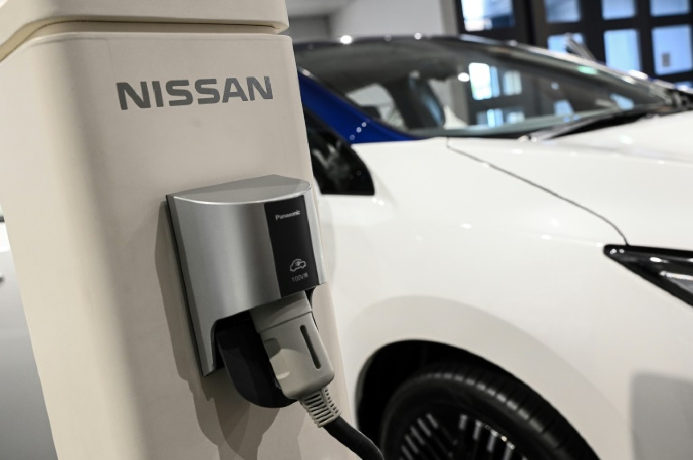 Un véhicule électrique Nissan en train de se recharger dans une usine du groupe à Yokohama, au Japon, le 19 juillet 2023 © Richard A. Brooks