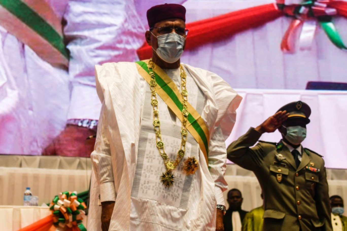 Le président nigérien Mohamed Bazoum (g) lors de sa prestation de serment, le 2 avril 2021 à Niamey © BOUREIMA HAMA