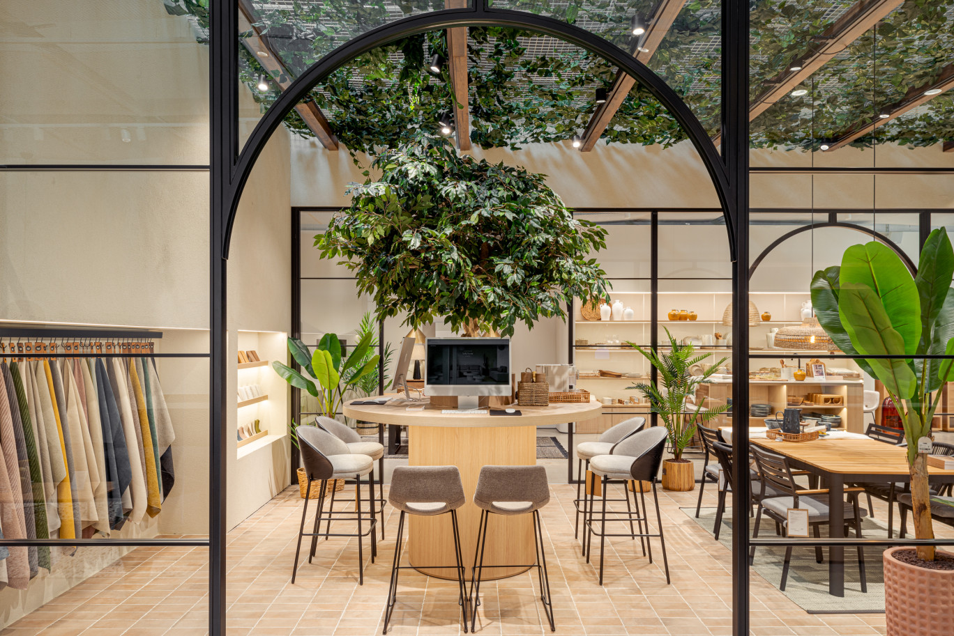 À l’intérieur du magasin Kave Home du centre commercial Waves Actisud de Moulin-lès-Metz, un espace est entièrement dédié aux professionnels de la décoration et de l’aménagement intérieur. © Kave Home.