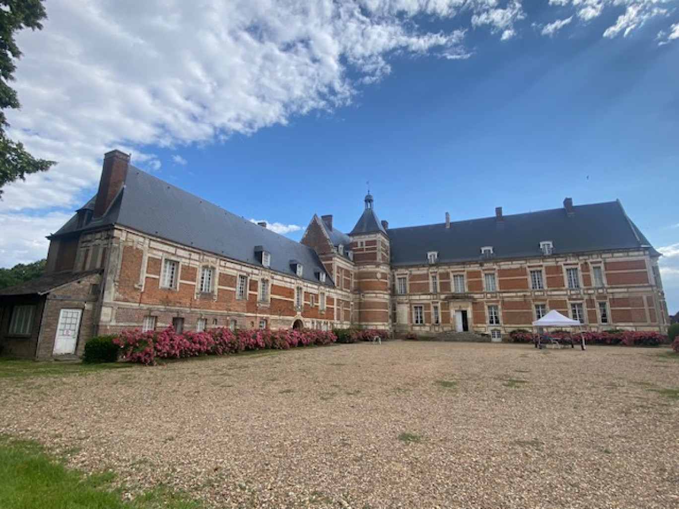 Le château avec la tour au centre.