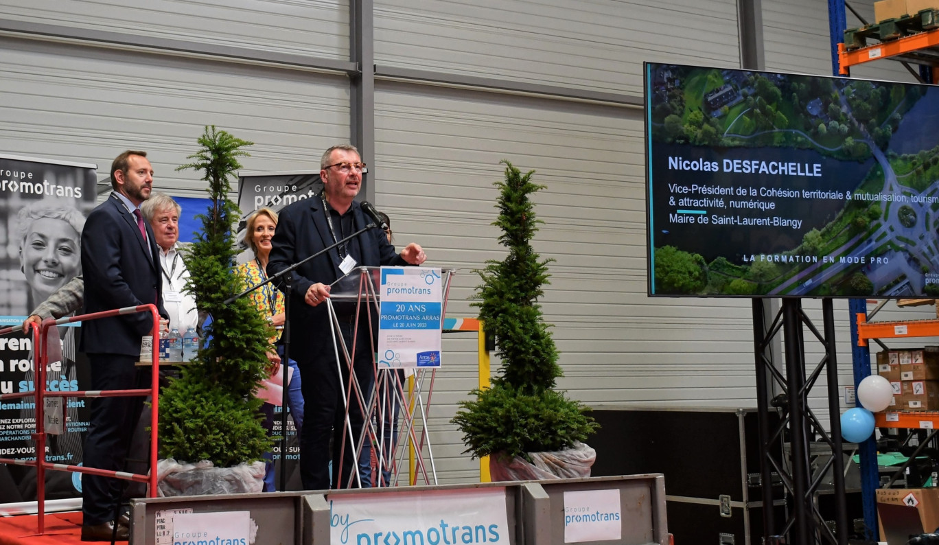 De gauche à droite, Jean Richert, secrétaire général adjoint de la Préfecture du Pas-de-Calais, Jean-Louis Duhamel, président de Promotrans, Nathalie Gheerbrant, conseillère régionale, vice-présidente développement économique, emploi, formation et insertion de la Communauté urbaine d’Arras, et au micro, Nicolas Desfachelle, maire de Saint-Laurent-Blangy.