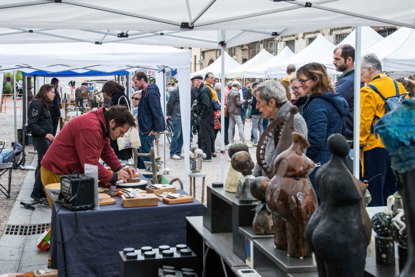 La première édition du marché avait connu une belle affluence et suscité la curiosité du public. © Courants d'Arts