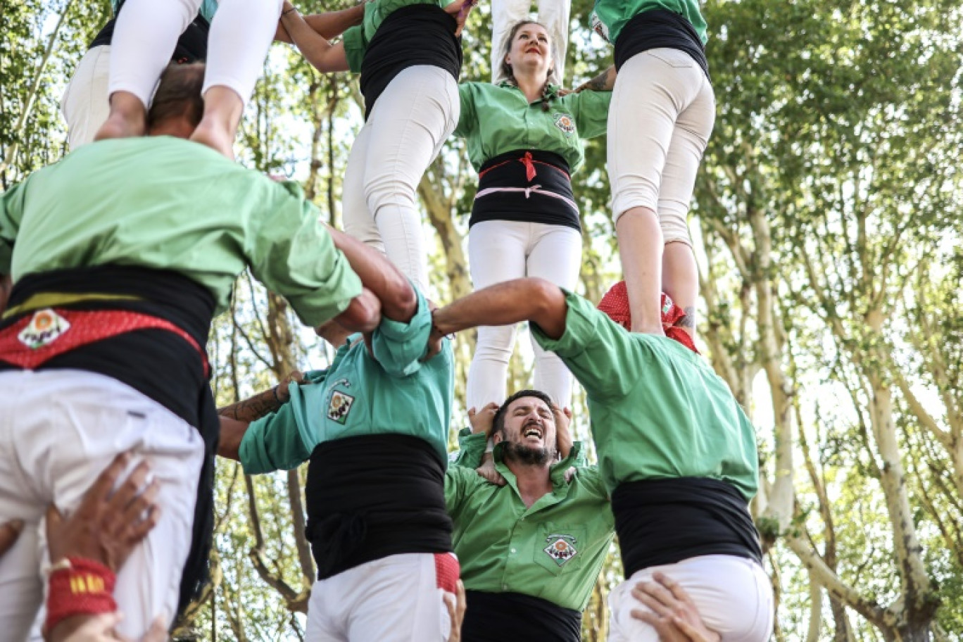 Un Castell - une tour humaine - se forme à la feria de Millas, dans les Pyrénées-Orientales, le 5 août 2023 © Charly TRIBALLEAU