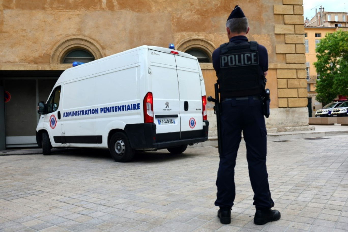 Le policier détenu arrive dans un véhicule de l'administration pénitentiaire à la salle d'audience d'Aix-en-Provence, le 3 août 2023 © CLEMENT MAHOUDEAU