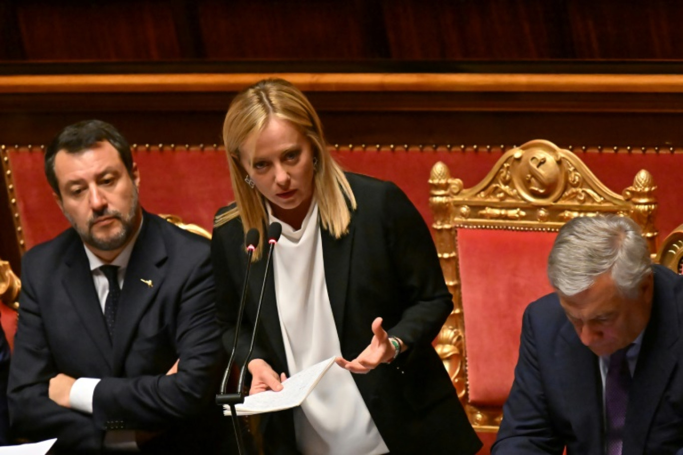 Giorgia Meloni, entourée de Matteo Salvini (g) et Antonio Tajani (d), au Sénat à Rome, le 26 octobre 2022 © Alberto PIZZOLI