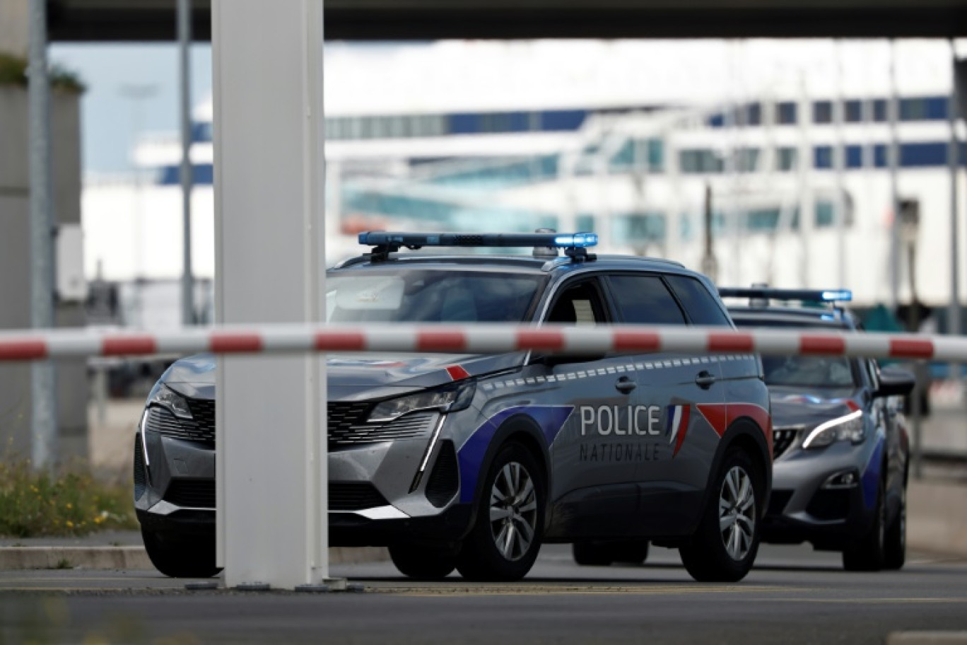 Des véhicules de police, le 12 août 2023 à Calais © Sameer Al-Doumy