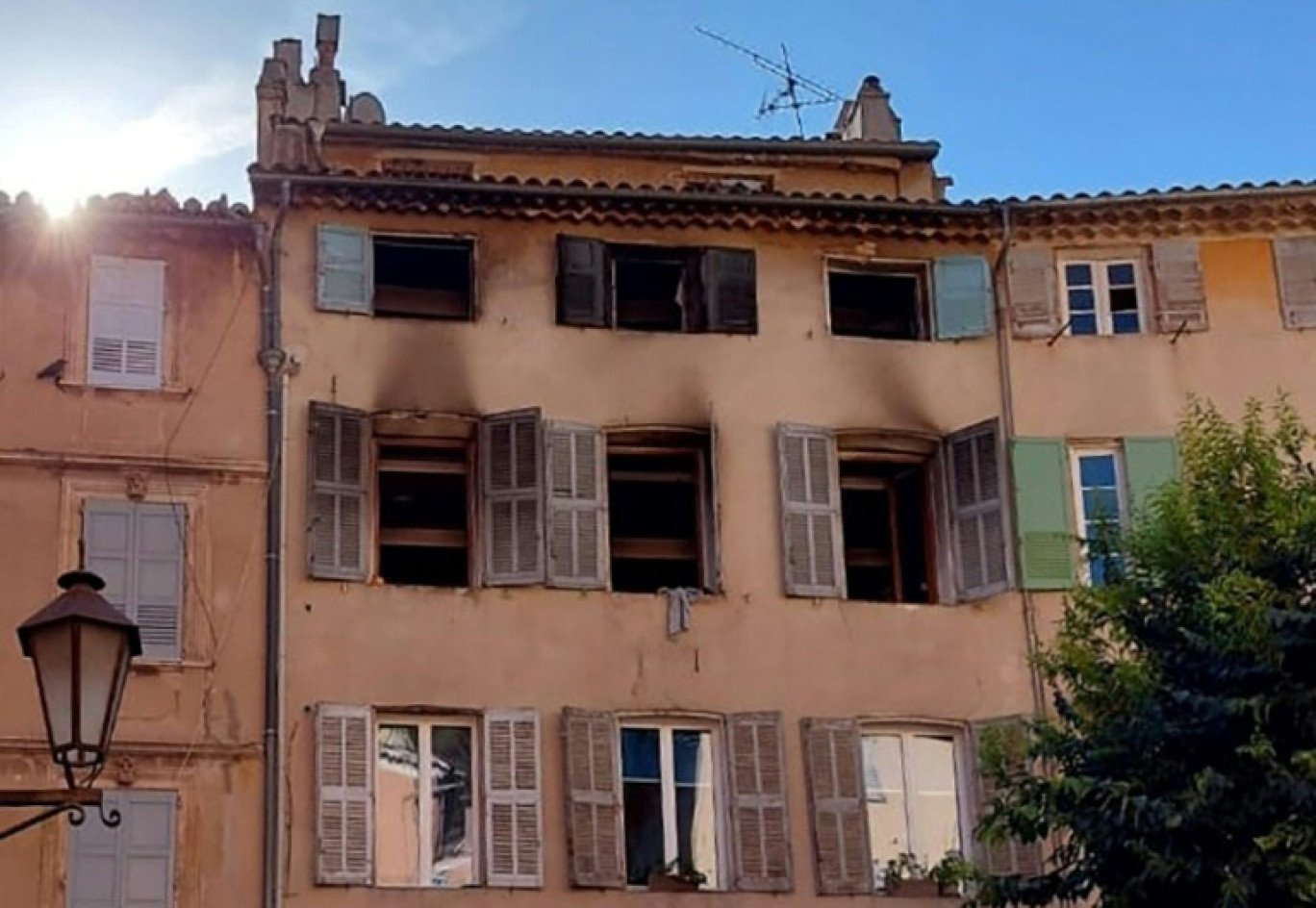 La façade calcinée d'un immeuble après un incendie qui a fait trois morts dans le centre historique de Grasse, le 13 août 2023 © Vincent-Xavier MORVAN