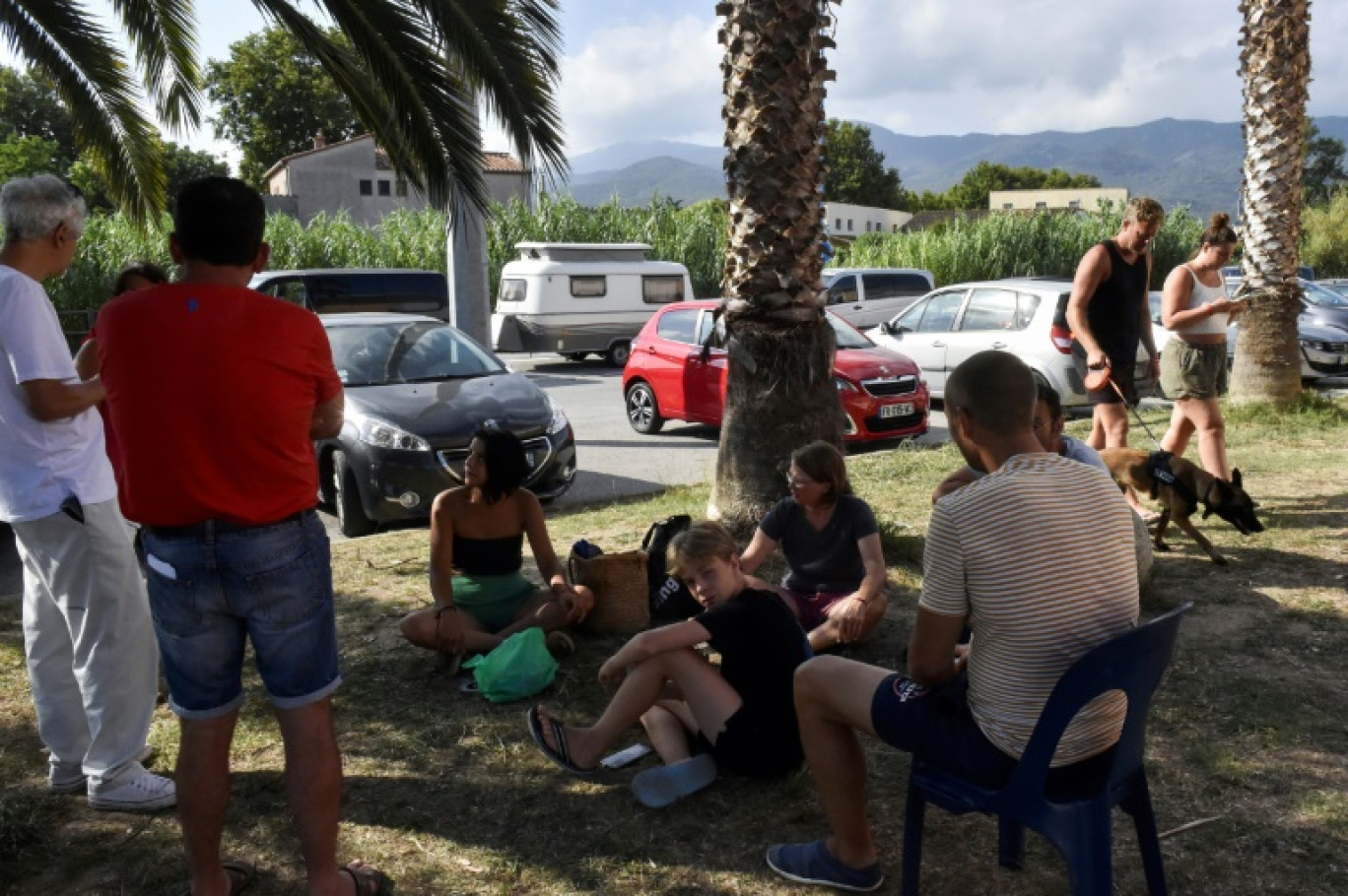 Des personnes évacuées après un incendie à Argelès-sur-Mer, le 15 août 2023 dans les Pyrénées-Orientales © RAYMOND ROIG