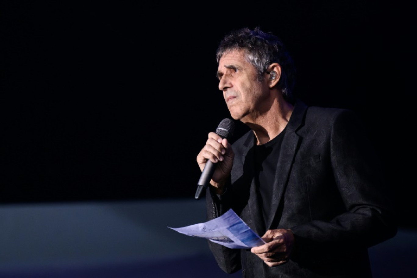 Julien Clerc rend hommage à son frère, le journaliste Gérard Leclerc décédé dans un accident d'avion, lors d'un concert à la Baule, le 17 août 2023 © LOIC VENANCE