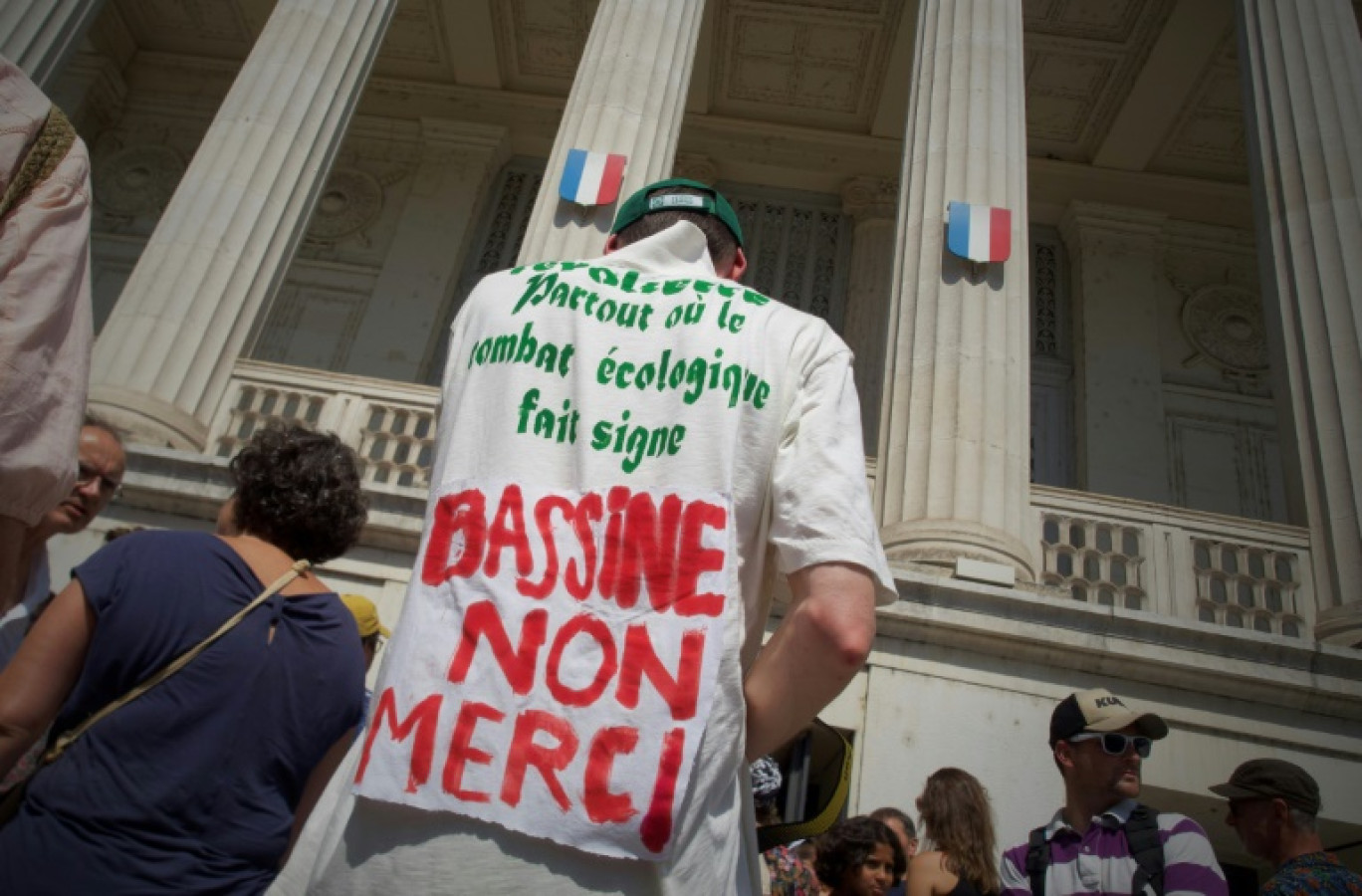 Des participants au Convoi de l'eau devant le tribunal de Tours, en Indre-et-Loire, le 22 août 2023 © GUILLAUME SOUVANT