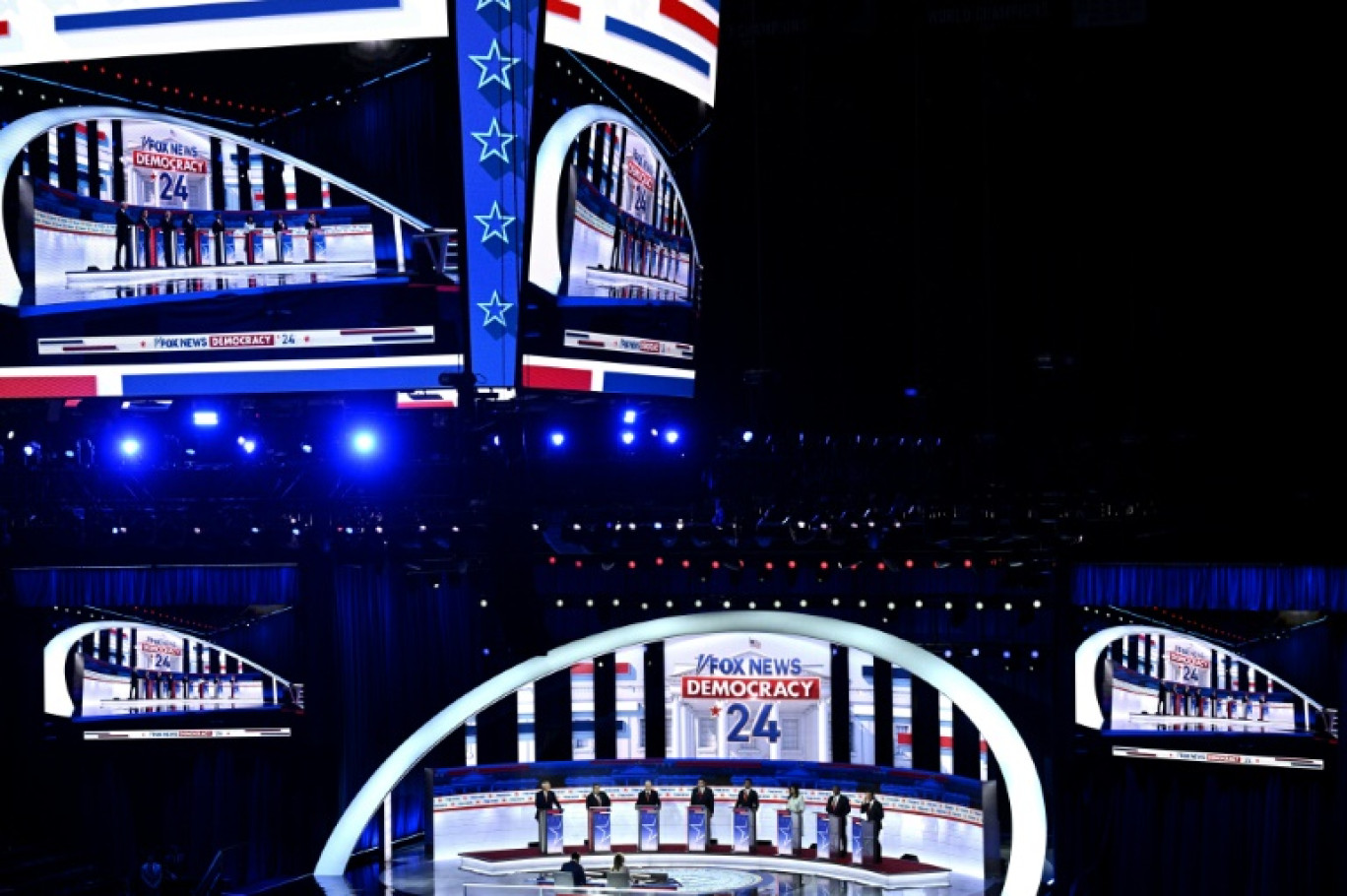 (g-d) Les candidats républicains Asa Hutchinson, Chris Christie, Mike Pence, Ron DeSantis, Vivek Ramaswamy, Nikki Haley, Tim Scott et Doug Burgum lors du premier débat de la campagne présidentielle, le 23 août 2023 à Milwaukee, dans le Wisconsin © Brendan SMIALOWSKI
