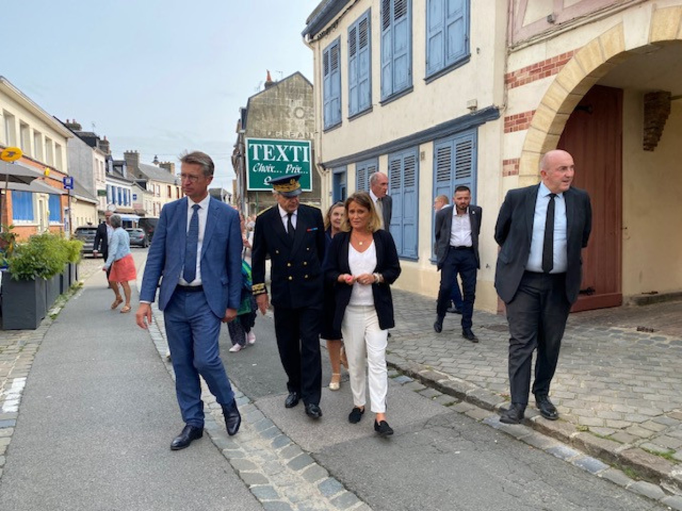 La ministre a déambulé dans les rues de Saint-Valery. 