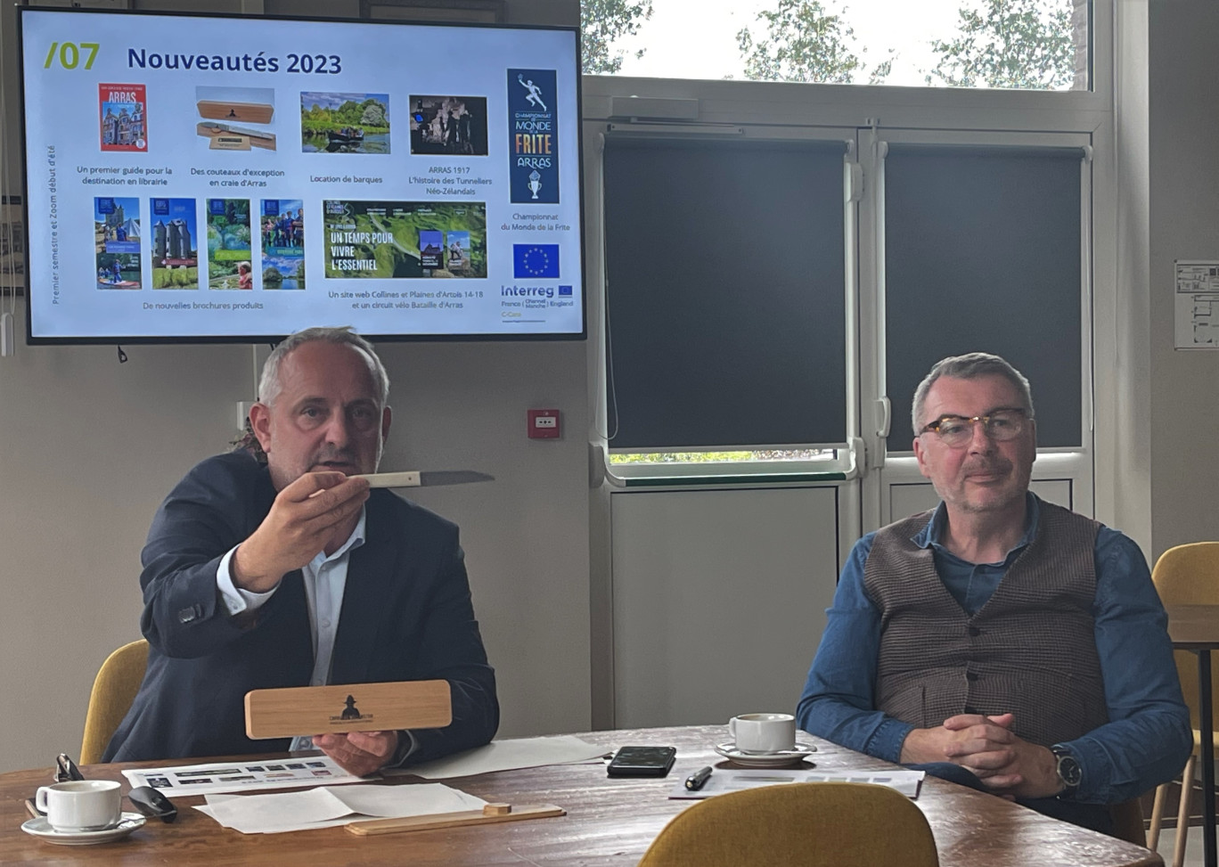 Christian Berger, directeur général d’Arras Pays d’Artois Tourisme, présente un nouveau couteau d’exception en craie d’Arras, sous les yeux de Nicolas Desfachelle, président de l’office de tourisme Arras-Pays d’Artois.