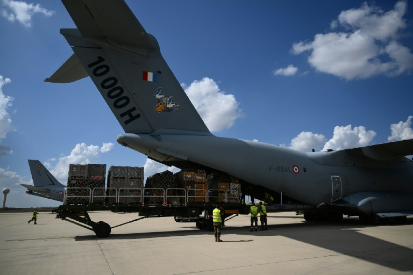 Chargement d'aide humanitaire à bord d'un Airbus A400M-180 de l'armée de l'air française à destination de la Libye sur la base aérienne d'Istres, le 13 septembre 2023dans les Bouches-du-Rhône © CHRISTOPHE SIMON