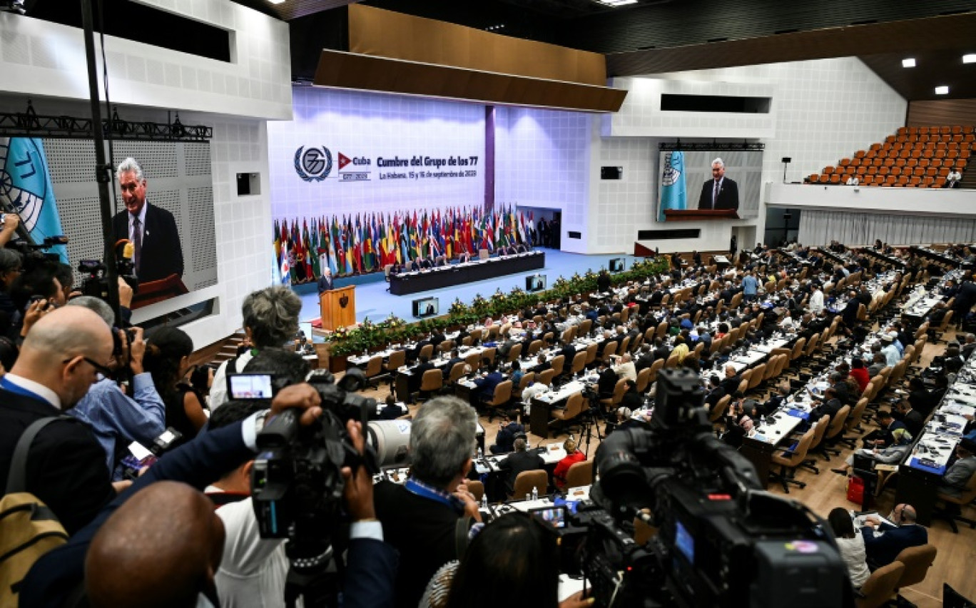 Le président cubain Miguel Diaz-Canel (G) s'exprime à l'ouverture du Sommet du G77+Chine au Palais des conventions à La Havane, le 15 septembre 2023 © YAMIL LAGE