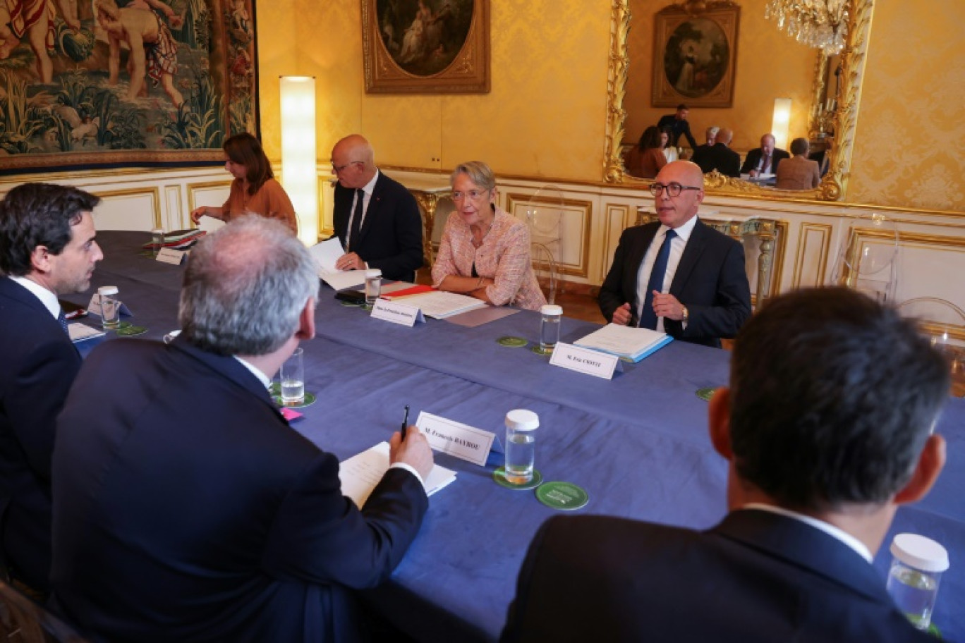La Première ministre Elisabeth Borne, Eric Ciotti (d), président de LR, et Edouard Philippe (g), fondateur de Horizons, le 18 septembre 2023 à l'hôtel de Matignon à Paris © Thomas SAMSON