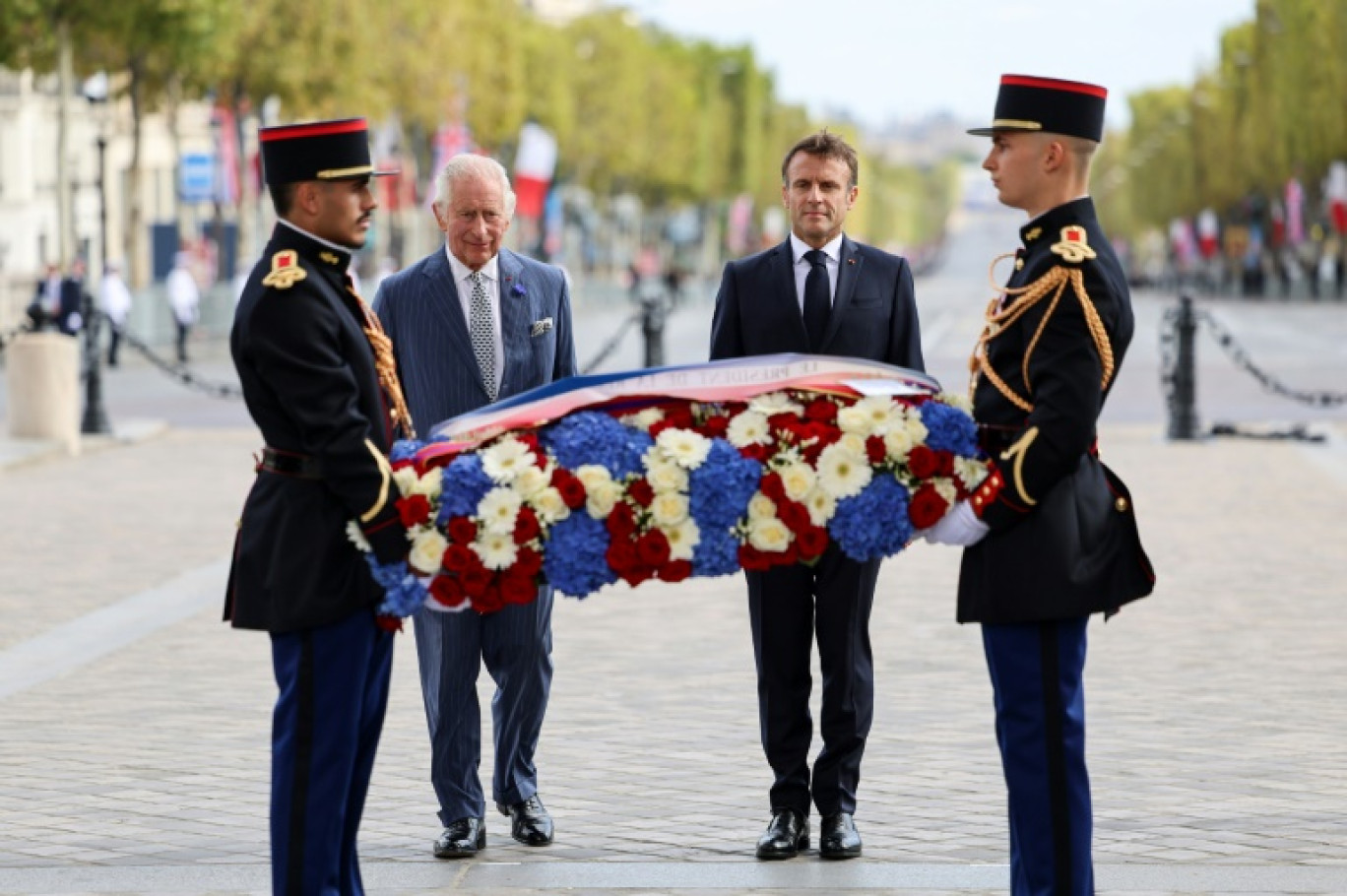 Le roi Charles III (2e à g) dépose une gerbe aux côtés du président français Emmanuel Macron (2e à d) sur la tombe du Soldat inconnu sous l'Arc de Triomphe à Paris, le 20 septembre 2023 © Chris Jackson