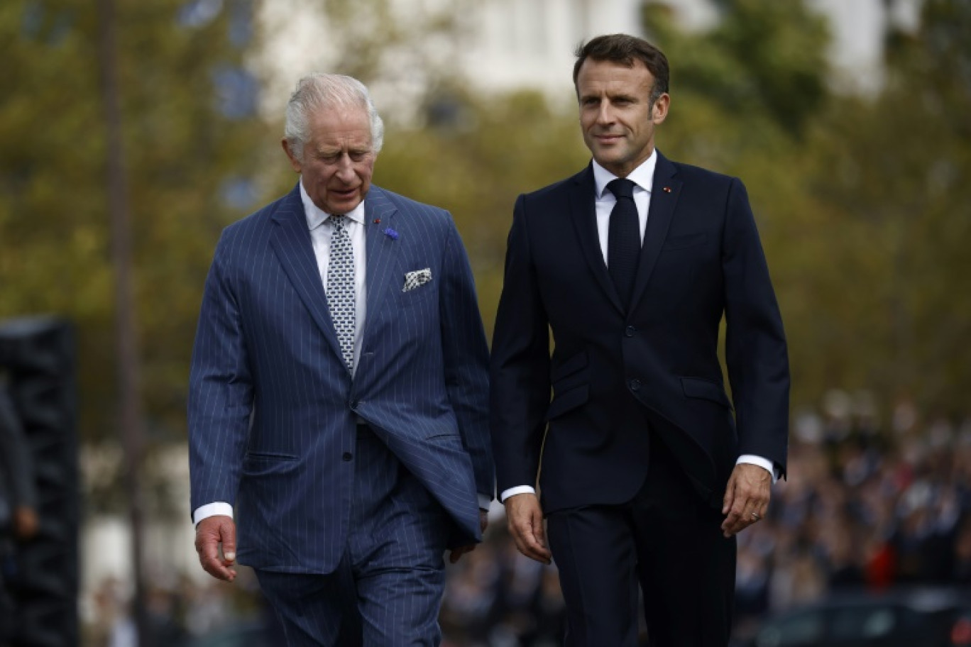 Le président français Emmanuel Macron et le roi Charles III à l'Arc de Triomphe à Paris le 20 septembre 2023, au premier jour de la visite d'Etat du monarque © Yoan VALAT