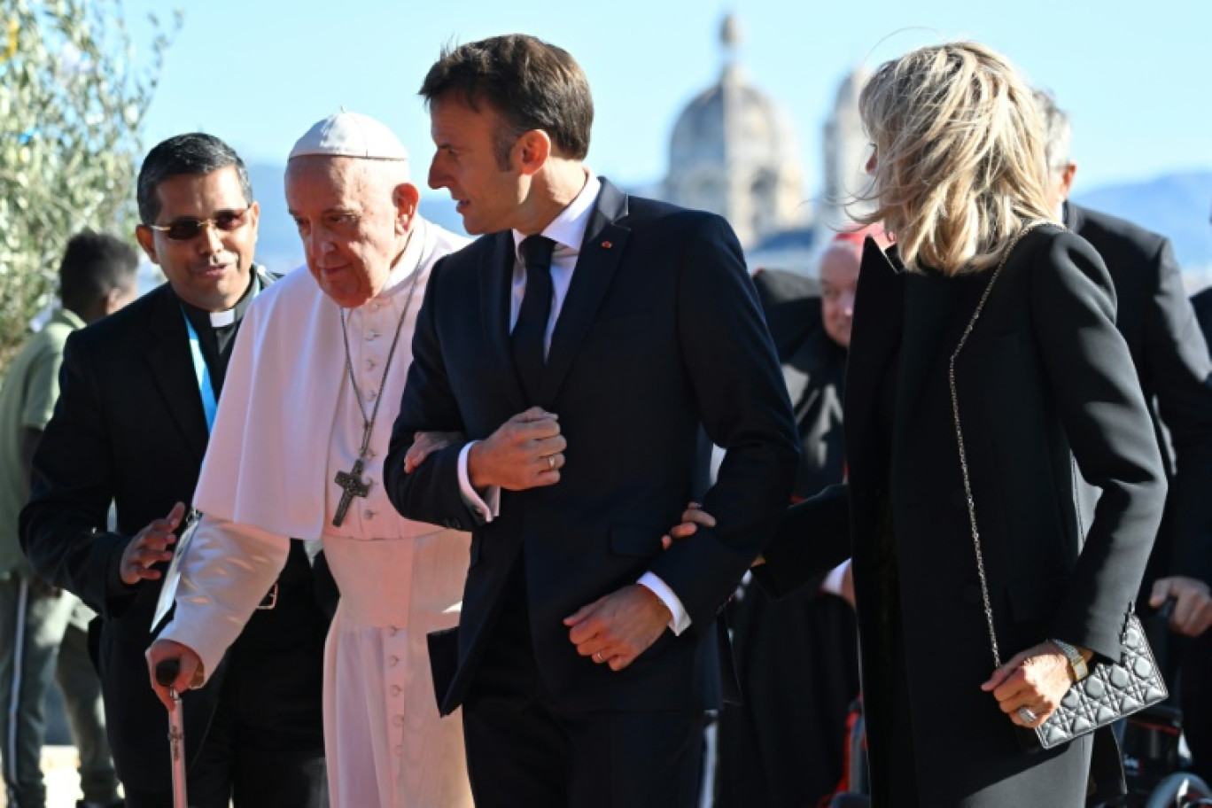 Le pape François prend le bras du président français Emmanuel Macron accompagné de son épouse Brigitte Macron, au palais du Pharo, le 23 septembre 2023 à Marseille © Andreas SOLARO