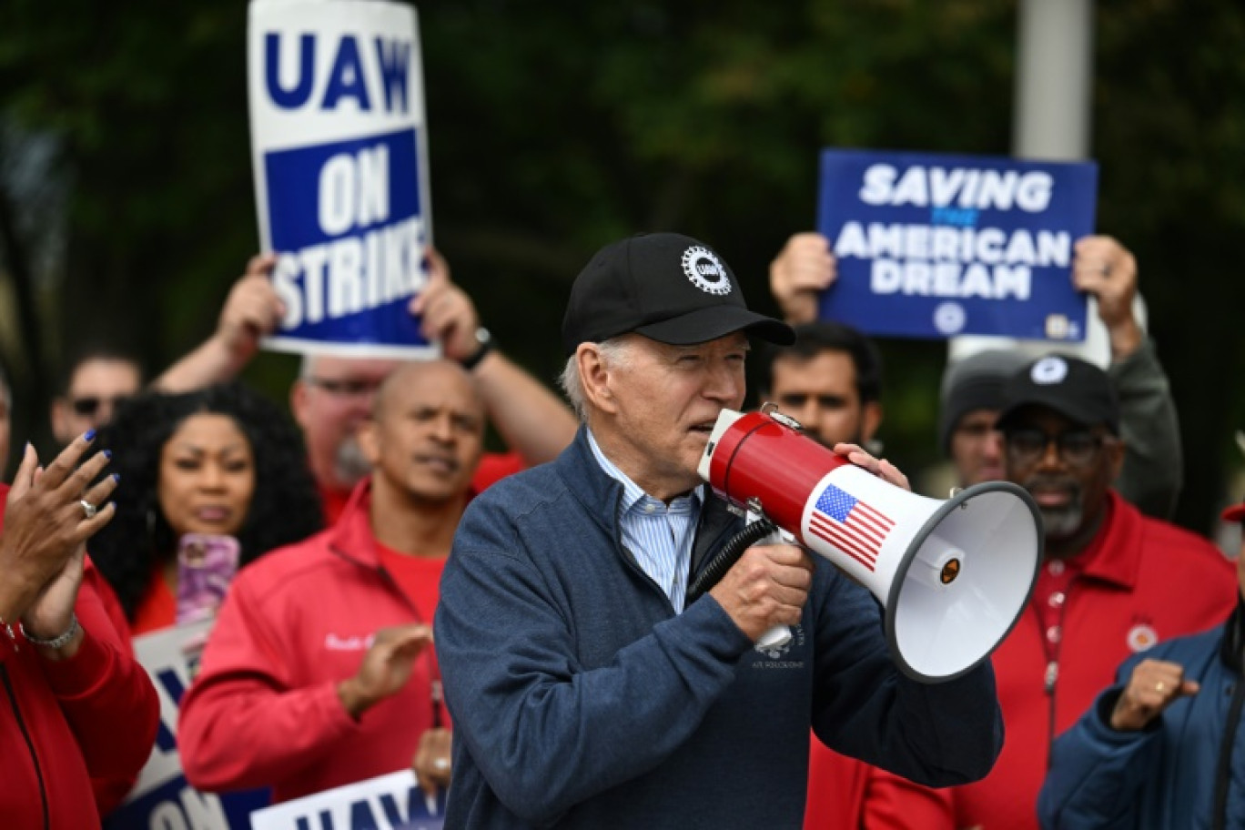 Le président américain Joe Biden sur un piquet de grève devant l'usine General Motors à Belleville, le 26 septembre 2023 dans le Michigan © Jim WATSON