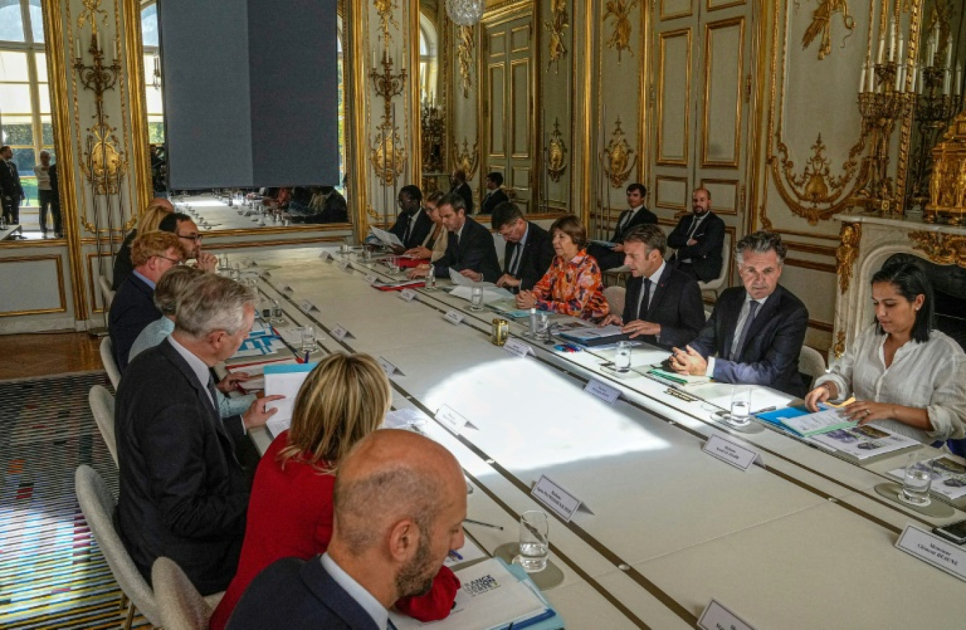 Le président Emmanuel Macron (3e d) lors d'une réunion sur la "planification" de l'écologie à l'Elysée, le 25 septembre 2023 à Paris © Michel Euler