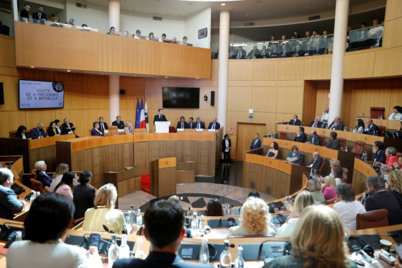 Le président Emmanuel Macron s'adresse aux membres de l'assemblée de Corse, le 28 septembre 2023 à Ajaccio © Pascal Pochard-Casabianca
